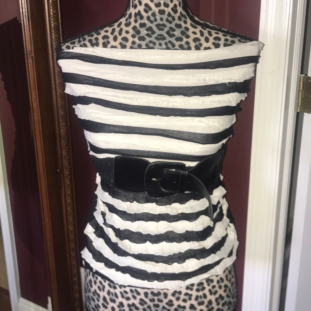 Adorable B&W Sleeveless Top!